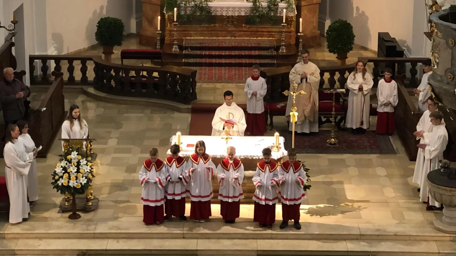 Die neuen Ministranten von St. Georg stellten sich auch beim Pfarrfamilienabend vor. (Bild: Bernhard Schmauß)