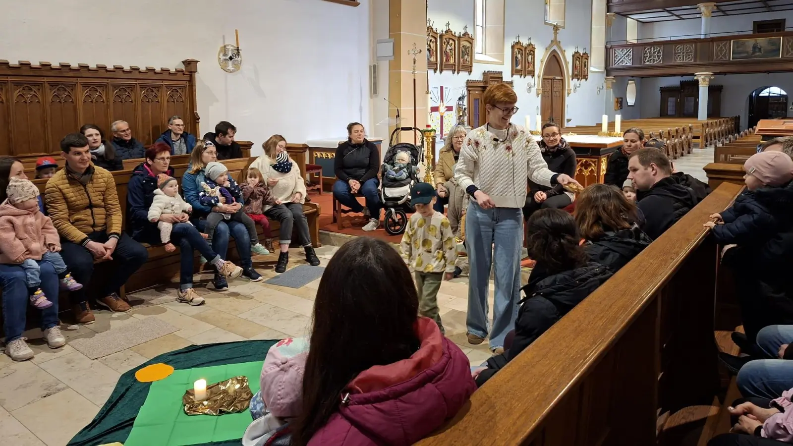 Den Frühling mit Herz und Hand erleben konnten die rund 20 Kinder mit ihren Familien bei der Kirche für Kleine, organisiert von Barbara Schlosser (nicht im Bild) und Lisamarie Schmidl (Mitte, stehend). (Bild: Lisamarie Schmidl)