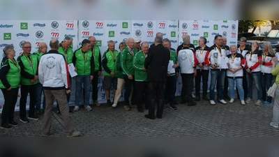 Die Sieger der Mann-schaftswertung bei der Siegerehrung: Bavaria Unsernherrrn I (l.) SGes Huglfing (m.), SV Finsternthal-Hunoldstal (r.). (Bild: Peter Domanits )