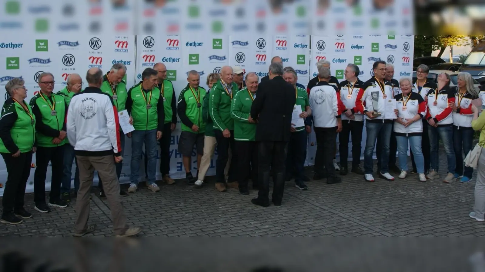 Die Sieger der Mann-schaftswertung bei der Siegerehrung: Bavaria Unsernherrrn I (l.) SGes Huglfing (m.), SV Finsternthal-Hunoldstal (r.). (Bild: Peter Domanits )