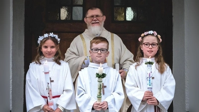 3 Kommunionkinder in Pechbrunn, von links; Annalena Liedtke, Matthias Wittmann, Charlotte Fuchs, mit Pfarrer Robert Ploß. (Bild: Rebekka Müller)