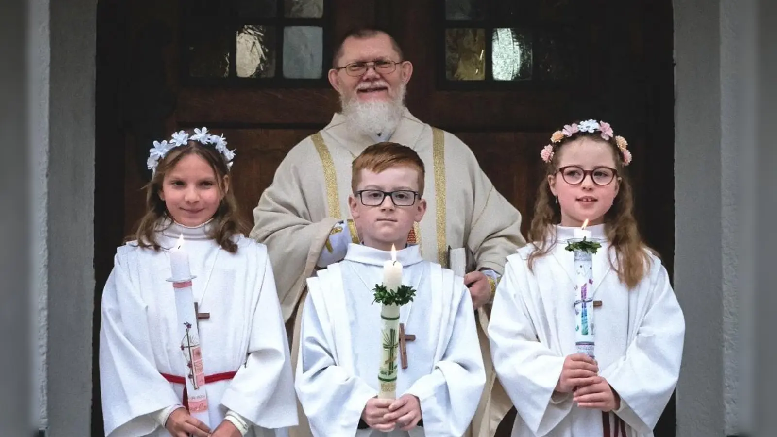3 Kommunionkinder in Pechbrunn, von links; Annalena Liedtke, Matthias Wittmann, Charlotte Fuchs, mit Pfarrer Robert Ploß. (Bild: Rebekka Müller)