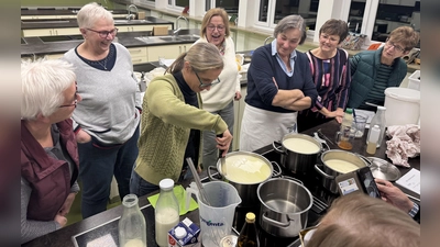 Teilnehmerinnen des Frauenbund Neustadt/WN bei der Käseherstellung. (Bild: Kerstin Aichinger)