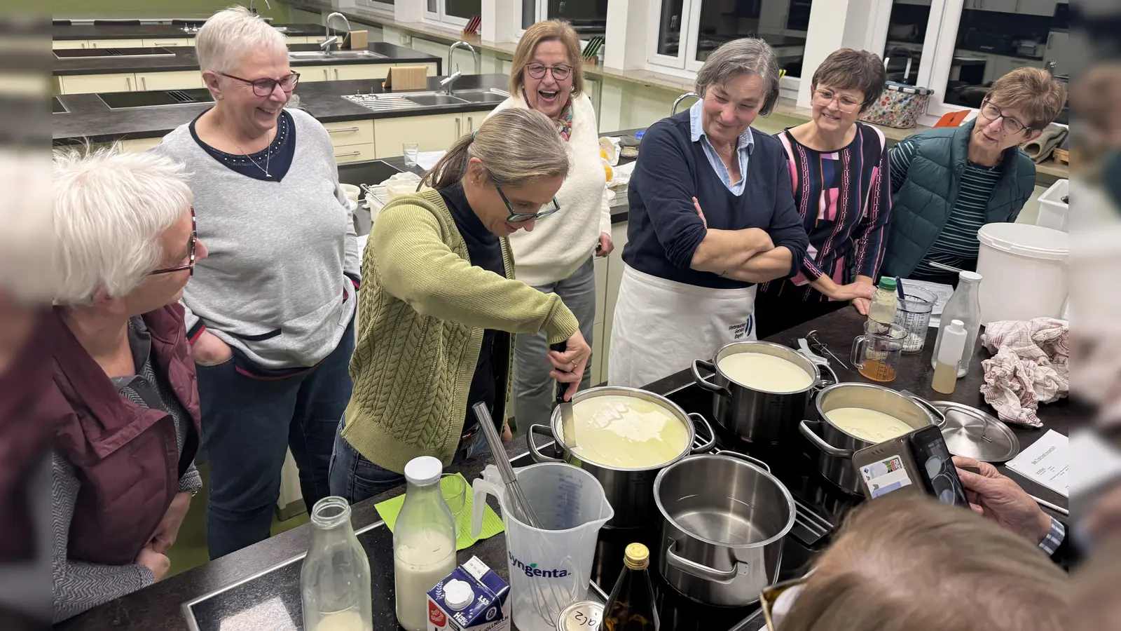 Teilnehmerinnen des Frauenbund Neustadt/WN bei der Käseherstellung. (Bild: Kerstin Aichinger)