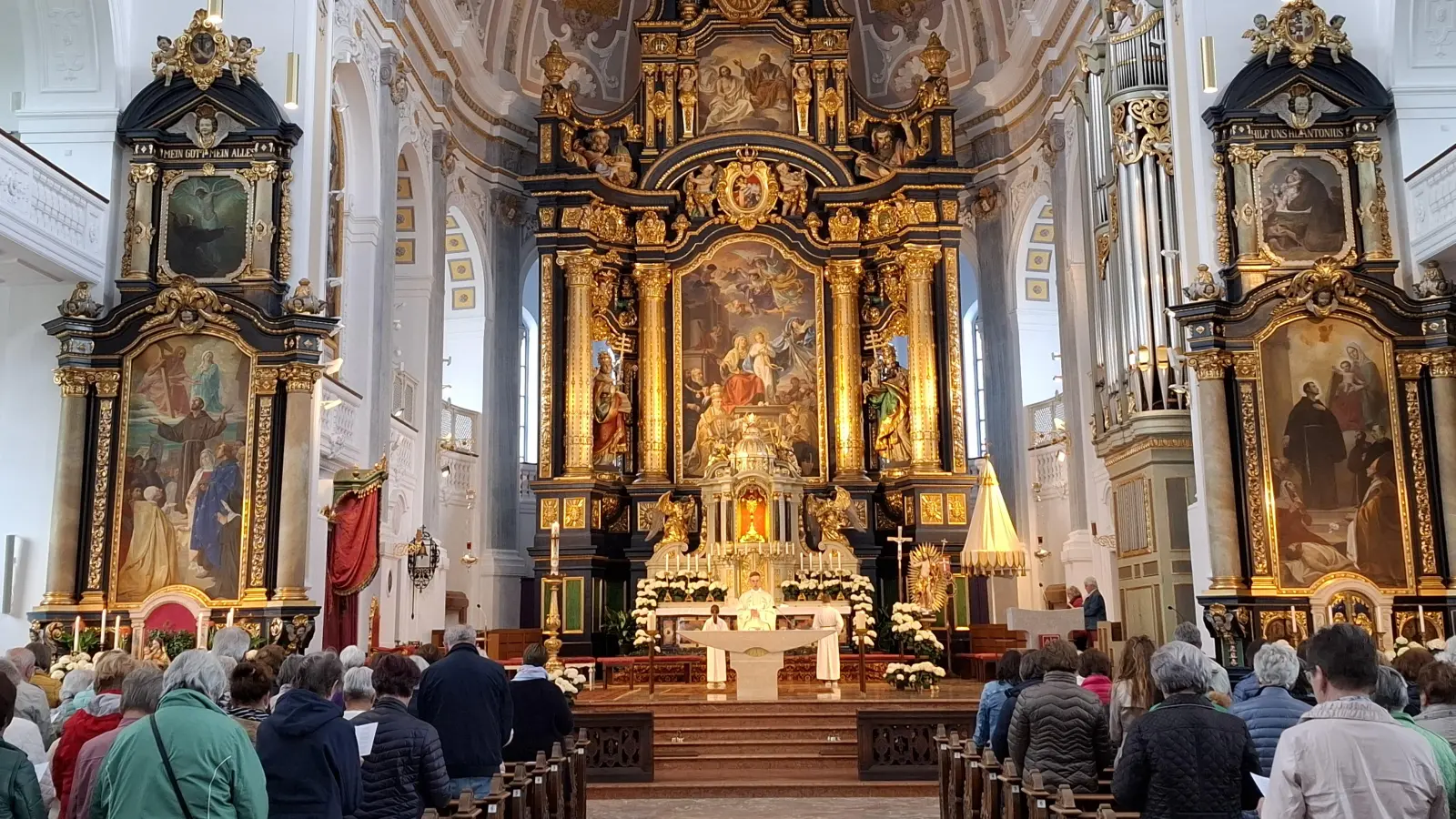 Die zwölf Strophen des altehrwürdigen Mutter-Anna-Liedes erklingen in der St.-Anna-Basilika (Bild: Ernst Wawra)