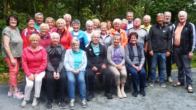 Abschlußbild in geselliger Runde mit allen Teilnehmerinnen und Teilnehmern. (Bild: Gerhard Schneider)