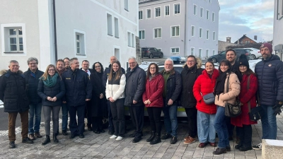 Die Genossen mit MdL Nicole Bäumler (3.v.l.), Landratskandidat Tino Bayer (6.v.l.) und Bürgermeisterkandidatin Karolina Forster (7.v.l.) bei der PI-Eschenbach. (Bild: Nicole Bäumler)
