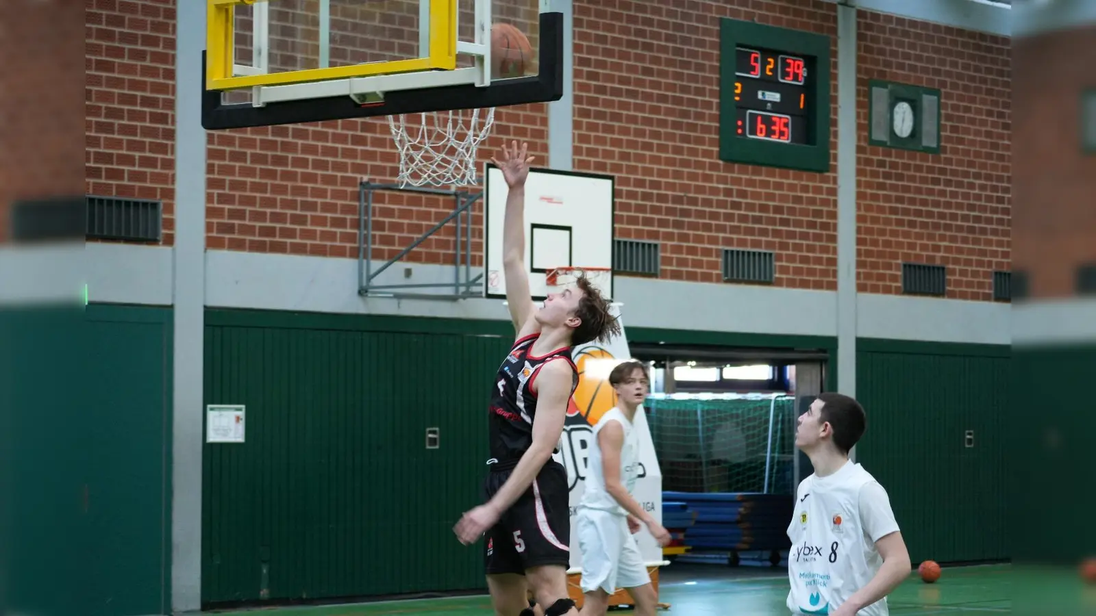 Tim Steiner (dunkles Trikot) beim Korbleger (Bild: Christian Tiemann)