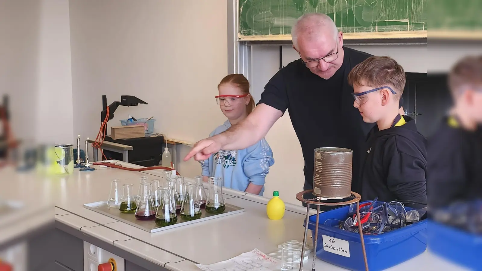Die Kinder der Grundschule Wiesau, Falkenberg und Friedenfels durften bei verschiedenen Experimenten mitwirken.  (Bild: Sandra Schmidl)
