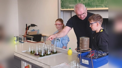 Die Kinder der Grundschule Wiesau, Falkenberg und Friedenfels durften bei verschiedenen Experimenten mitwirken.  (Bild: Sandra Schmidl)