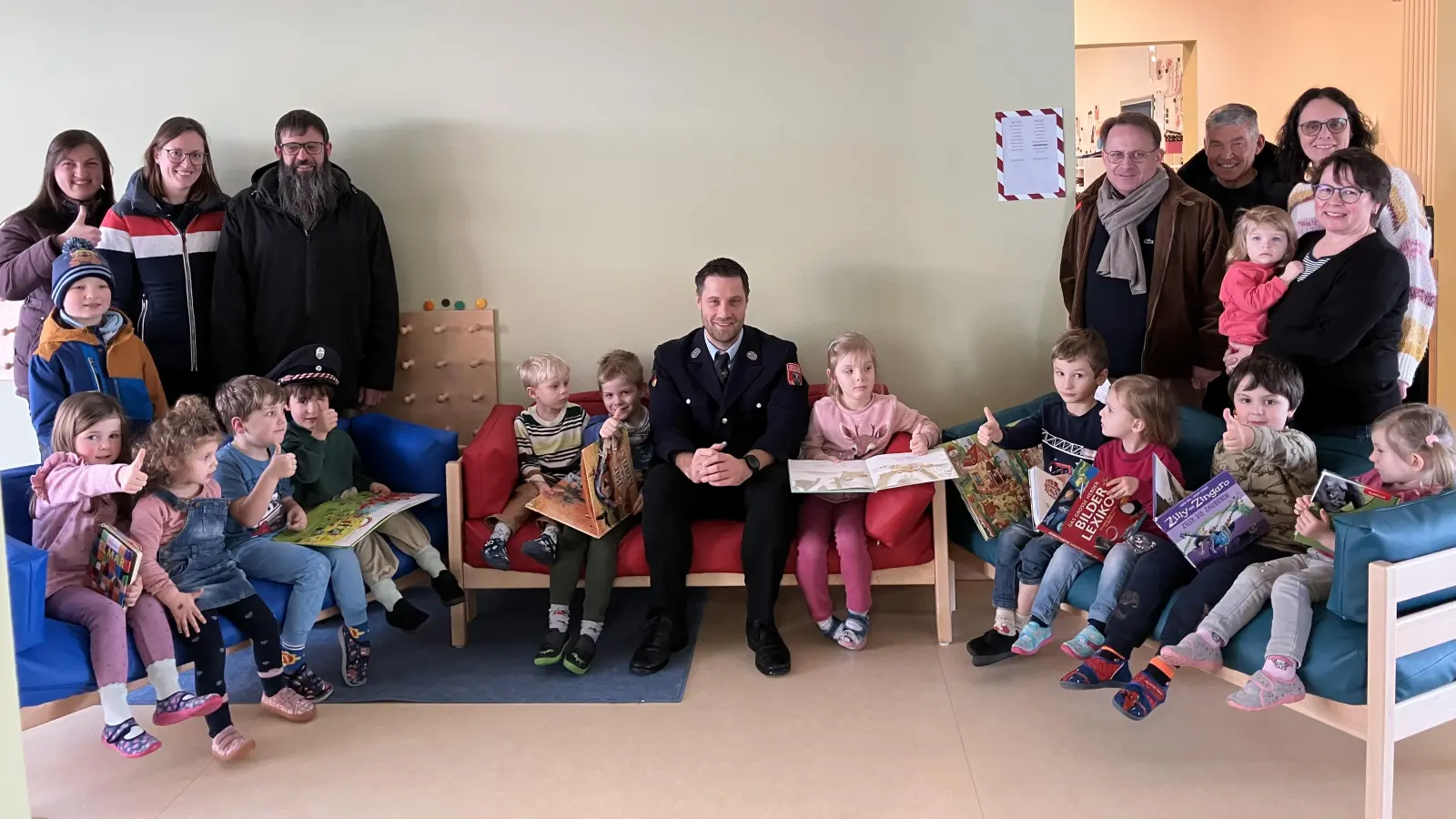 Vertreter von Kirchenverwaltung, Feuerwehr und Elternbeirat bestaunten mit den Kindern die neuen Sofas (Bild: Ursula Zimmermann)