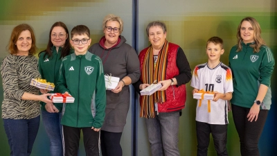 Übergabe der Weihnachtskarten. (Bild: Sandra Pfannenstein)