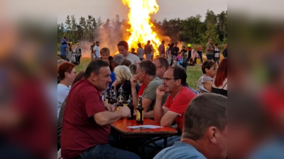 Zahlreiche Gäste erfreuen sich am traditionellen Johannisfeuer. (Bild: Birgit Frenzel)