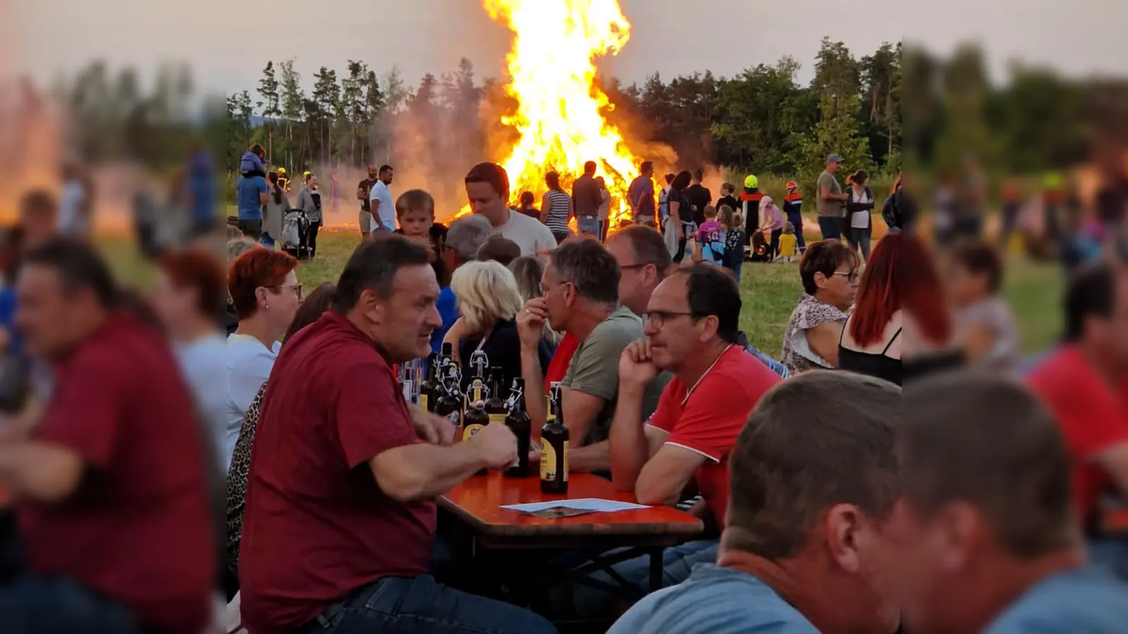 Zahlreiche Gäste erfreuen sich am traditionellen Johannisfeuer. (Bild: Birgit Frenzel)