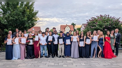 von links: Schulleiter Udo Leitz und Armin Küst und von rechts: Klassenlehrkräfte Fabian Siegert und Alisha Englhard mit allen Absolventinnen und Absolventen ( (Bild: Lucas Bogner)