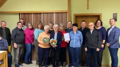 Mitglieder der alten und neuen Vereinsleitung mit Rechnungsprüfer und Ehrengästen. (Bild: André Born)