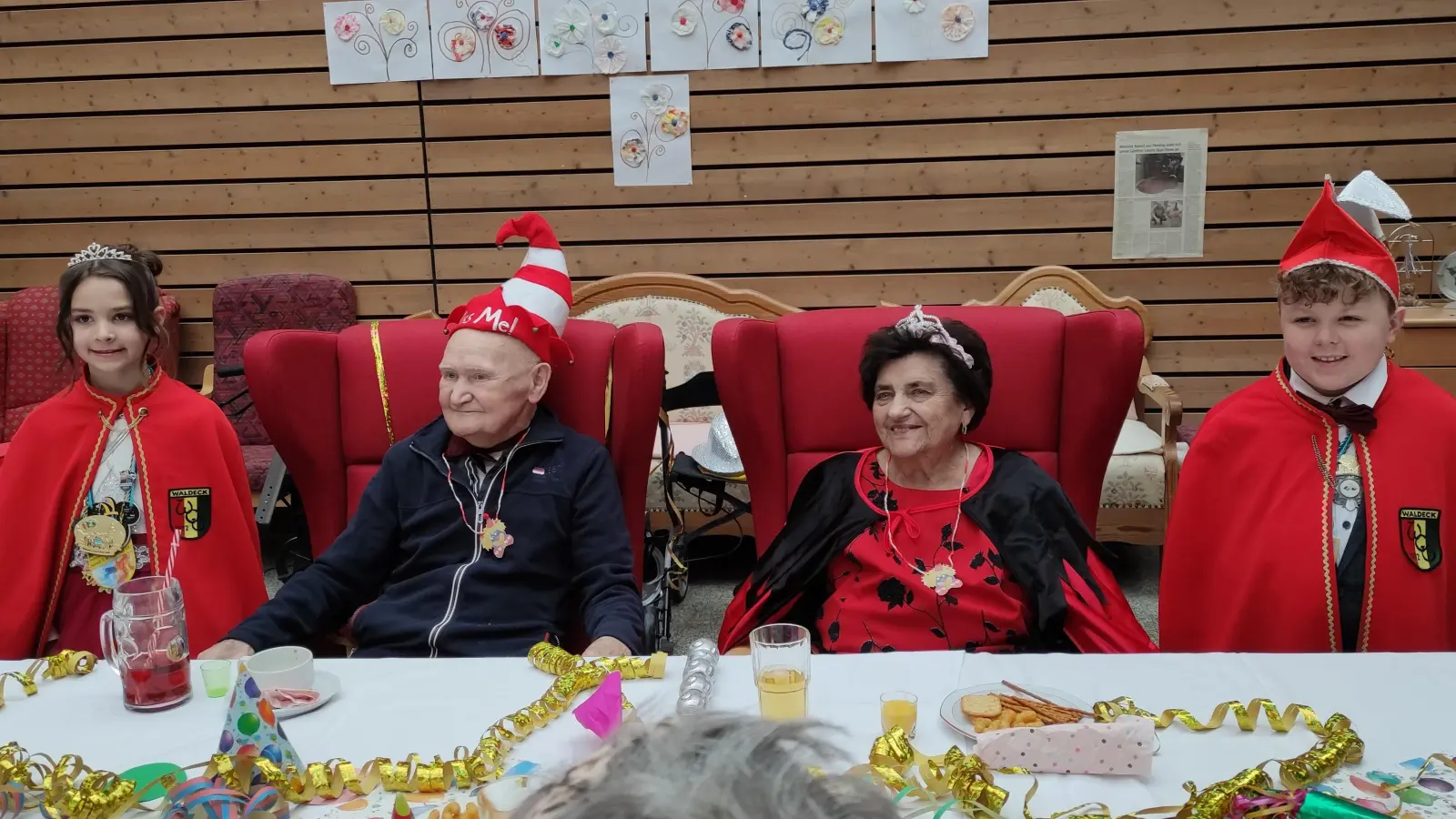Das neu gekürte Seniorenprinzenpaar in der Mitte, Julius Volz und Lieselotte Müller, zusammen mit dem Kinderprinzenpaar des WCV in seiner Session 2025. (Bild: Claudia Heier )