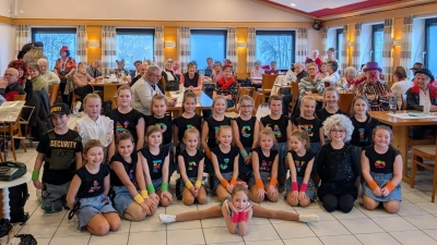 Das Jugendmariechen mit der Jugendschautanzgruppe. (Bild: Marianne Scheffler)