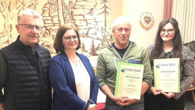 In die Jahreshauptversammlung der Fuchsmühler Laienspielgruppe eingebunden waren auch Ehrungen. Für 50 Jahre Mitgliedschaft wurde Armin Eger (2 von rechts) und für 20 Jahre Yvonne Scheckbach (rechts) mit je einer Urkunde ausgezeichnet. Den Jubilaren gratulierten Bürgermeister Wolfgang Braun und LSG-Vorsitzende Jasmin Mayerhöfer (von links). Auf dem Bild fehlen Sophia Birner und Andreas Müller (ebenfalls 20 Jahre). (Bild: Werner Robl)