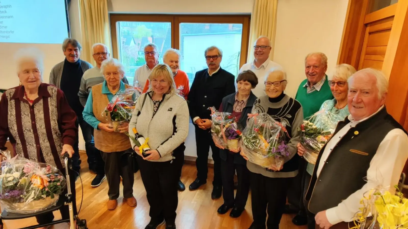 Zahlreiche Mitglieder wurden für langjährige Mitgliedschaft vom stellv. Präsidenten des Landesverbandes Reinhard Ott (7. von rechts), Kreisvorsitzenden Klaus Bleisteiner (5. von rechts) sowie dem Ortsvorsitzenden Reinhard Scharf (rechts) geehrt. (Bild: Heinz Meinl)