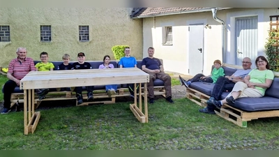 Die Ministranten und ihre Helfer bei der ersten Sitzprobe auf der selbstgebauten Paletten-Lounge im Pfarrgarten. (Bild: Bianca Rappl)