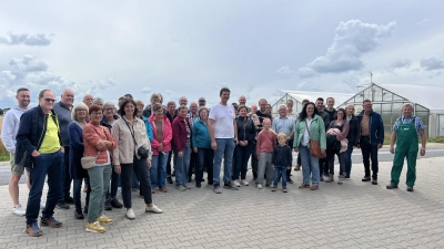Zahlreiche Teilnehmer waren bei der Besichtigung des Kartoffel- und Gemüsehofs in Konnersreuth bei Schönficht dabei. Die Führung unternahmen Johann Grillmeier (rechts) und sein Sohn Johannes (Bildmitte in weißem Shirt). (Bild: Florian Trißl)
