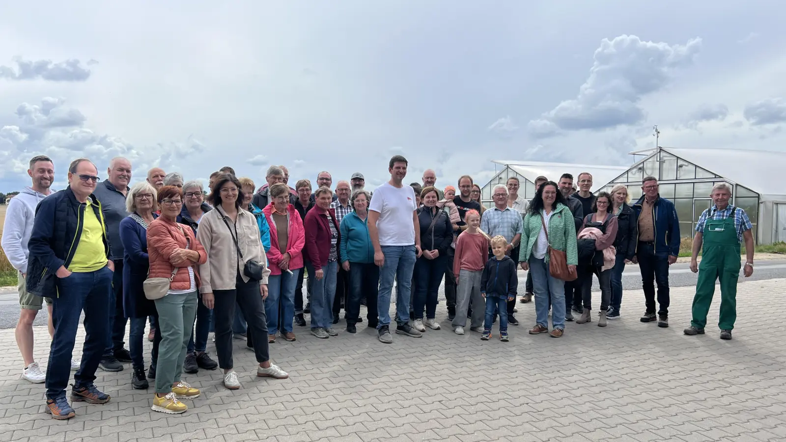 Zahlreiche Teilnehmer waren bei der Besichtigung des Kartoffel- und Gemüsehofs in Konnersreuth bei Schönficht dabei. Die Führung unternahmen Johann Grillmeier (rechts) und sein Sohn Johannes (Bildmitte in weißem Shirt). (Bild: Florian Trißl)