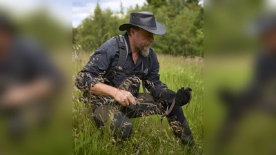 Paul Hien mit einer Kreuzotter (Bild:  Paul Hien)