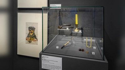 Vitrine mit Arbeitsutensilien von Michael Mathias Prechtl. (Bild: Marcus Rebmann)
