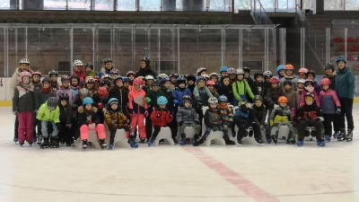 Die Konnersreuther Grundschüler in der Eishalle (Bild: Tina Körner)