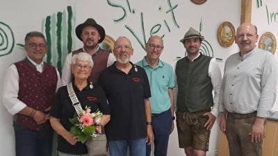 Große Ehre für Holger Hüttner und Ehefrau Christa. Von links: Bürgermeister Franz Tauber (Mehlmeisel), Christa Brade, Bürgermeister Sebastian Voit, Holger Hüttner, Vertreter des Landkreises Kreisrat Manfred Neumeister, Mario Bauer und erster Gauschützenmeister Michael Spörrer. (Bild: Gisela Kuhbandner)