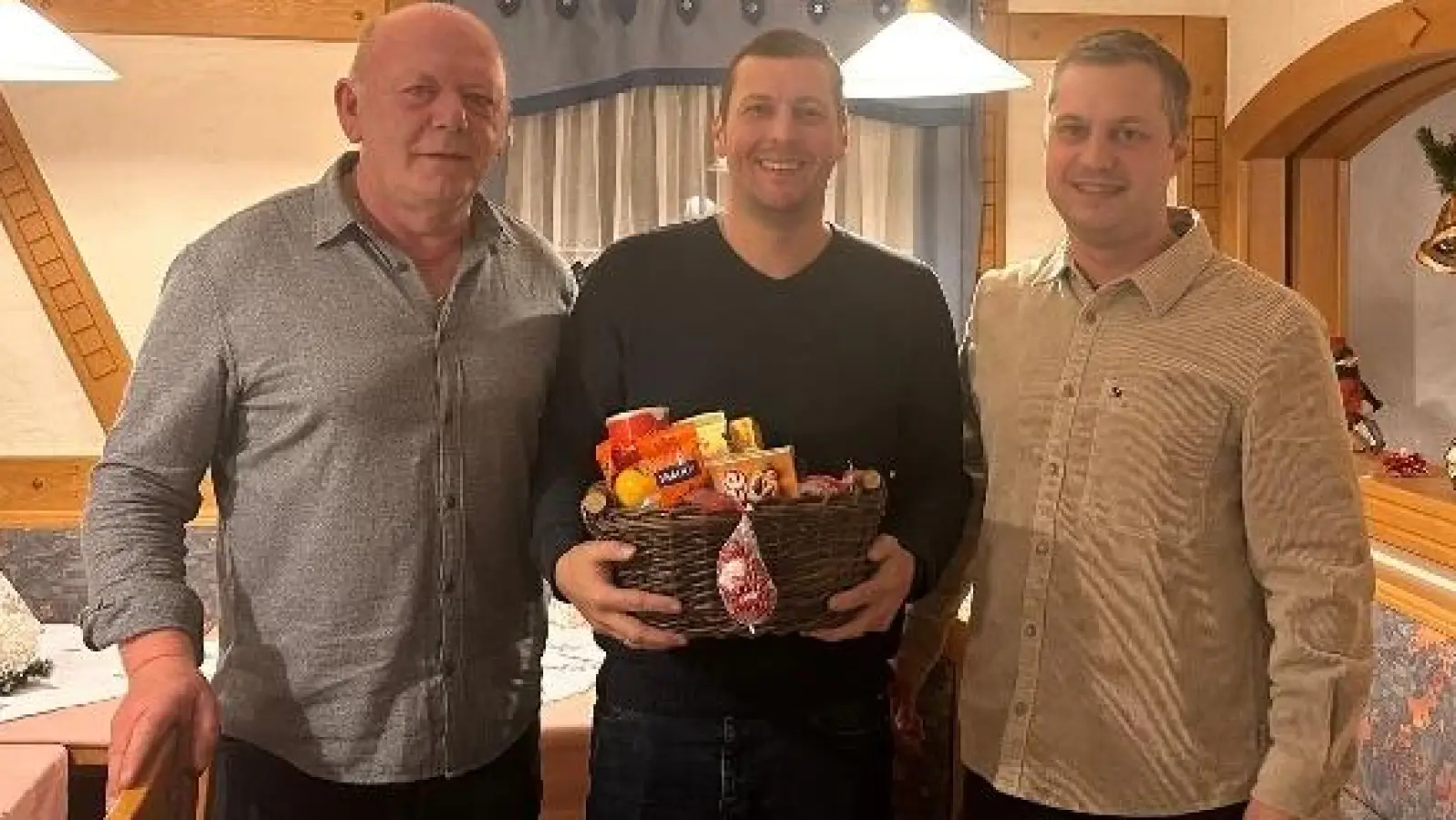 CSU Vorsitzender Josef Söllner (v.li.) überreichte an Bürgermeisterkandidat Johannes Prechtl eine kleine „Wegzehrung” für den Weg bis zur Wahl. Mit dabei Bürgermeister Wolfgang Söllner. (Bild: Josef Söllner)