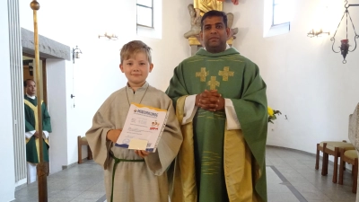 Lukas Prechtl (links) und Pater John. (Bild: Alfons Prechtl)