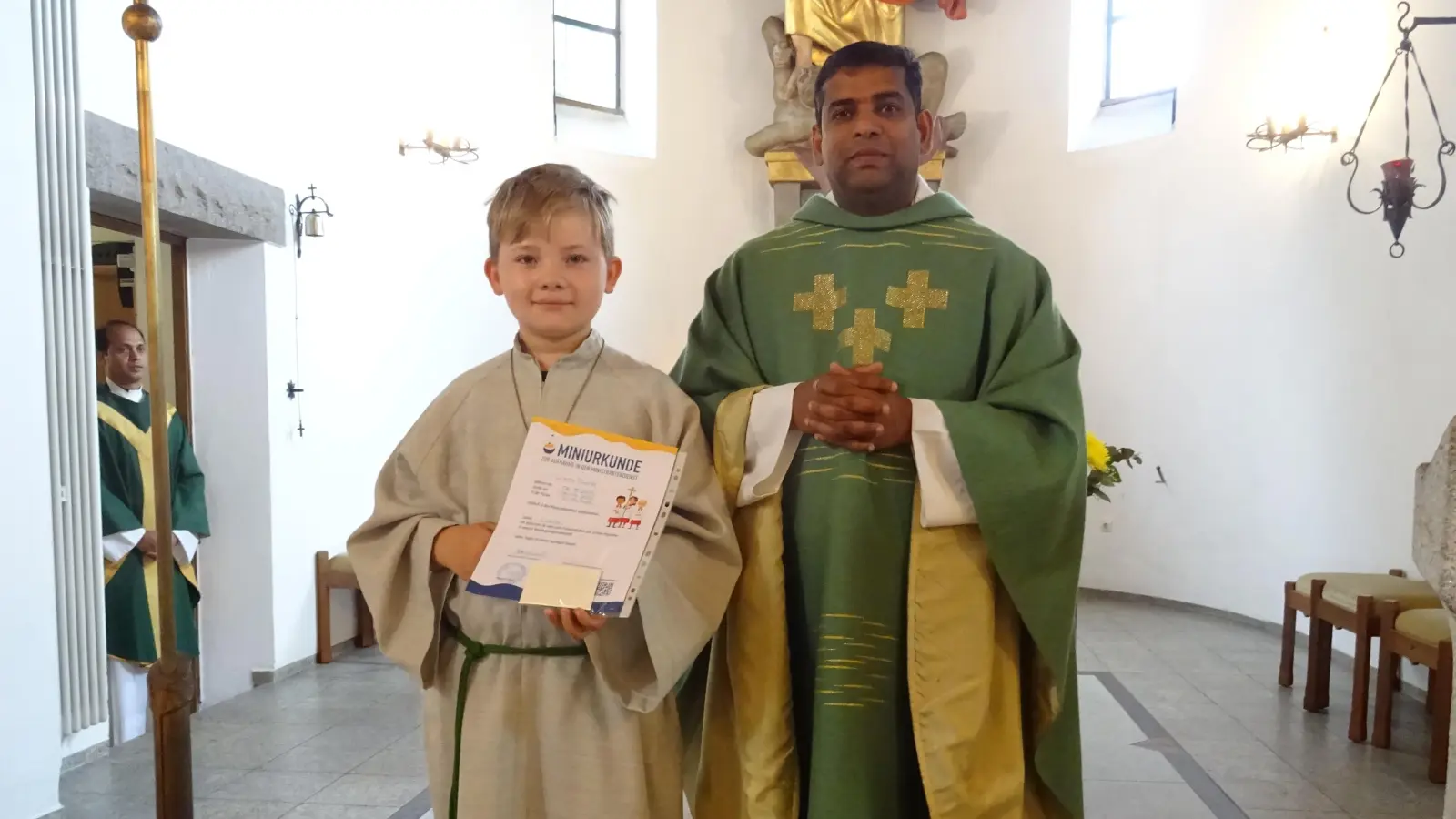 Lukas Prechtl (links) und Pater John. (Bild: Alfons Prechtl)