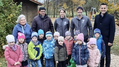 Christa Welnhofer, Kaplan Chinna Chennaiah Dola, Magdalena Irlbacher, Markus Greber, Rudolf Teplitzky<br>Kinder des Kindergarten Pullenried (Bild: Christine Fuchs)