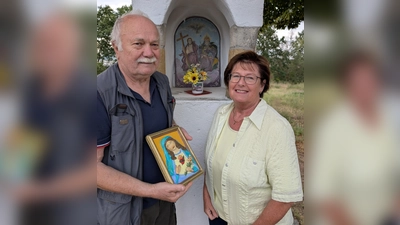Das frische renovierte Bild wird von Jürgen Hartmann an Regina Pechtl überreicht (Bild: Hans Meindl)