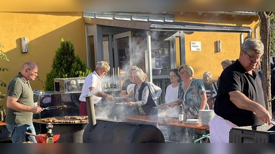 Köstliche Gerüche wehen den Gästen beim CSU Barbecue um die Nase und machen Lust auf die Grillspezialitäten. (Bild: Sylvia Wallinger)