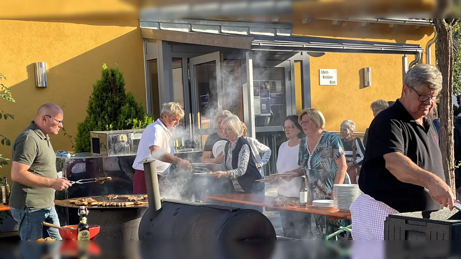 Köstliche Gerüche wehen den Gästen beim CSU Barbecue um die Nase und machen Lust auf die Grillspezialitäten. (Bild: Sylvia Wallinger)