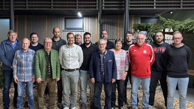 vl.: Bernhard Siller, Siegfried Lachmann, Kassenrevisor Oliver Sturm, Toni Dutz, Schriftführer Bastian Ernstberger, 1. Vorstand Martin Höfer, Markus Dürnhofer, 2. Vorstand Alexander Hegen, Kassenrevisor Fritz Holm, 3. Vorstand Martin Förster, Gerlinde Gleißner, Lukas Greger, Alfred Klarner, Dominik Schuller, Sebastian Rosner Nicht im Bild: Kassierin Ursula Fichner, Rudi Fichtner und Timo Götz (Bild: Bastian Ernstberger)