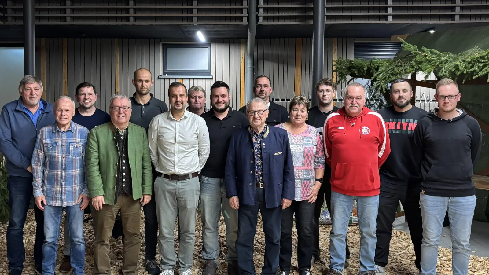 vl.: Bernhard Siller, Siegfried Lachmann, Kassenrevisor Oliver Sturm, Toni Dutz, Schriftführer Bastian Ernstberger, 1. Vorstand Martin Höfer, Markus Dürnhofer, 2. Vorstand Alexander Hegen, Kassenrevisor Fritz Holm, 3. Vorstand Martin Förster, Gerlinde Gleißner, Lukas Greger, Alfred Klarner, Dominik Schuller, Sebastian Rosner Nicht im Bild: Kassierin Ursula Fichner, Rudi Fichtner und Timo Götz (Bild: Bastian Ernstberger)