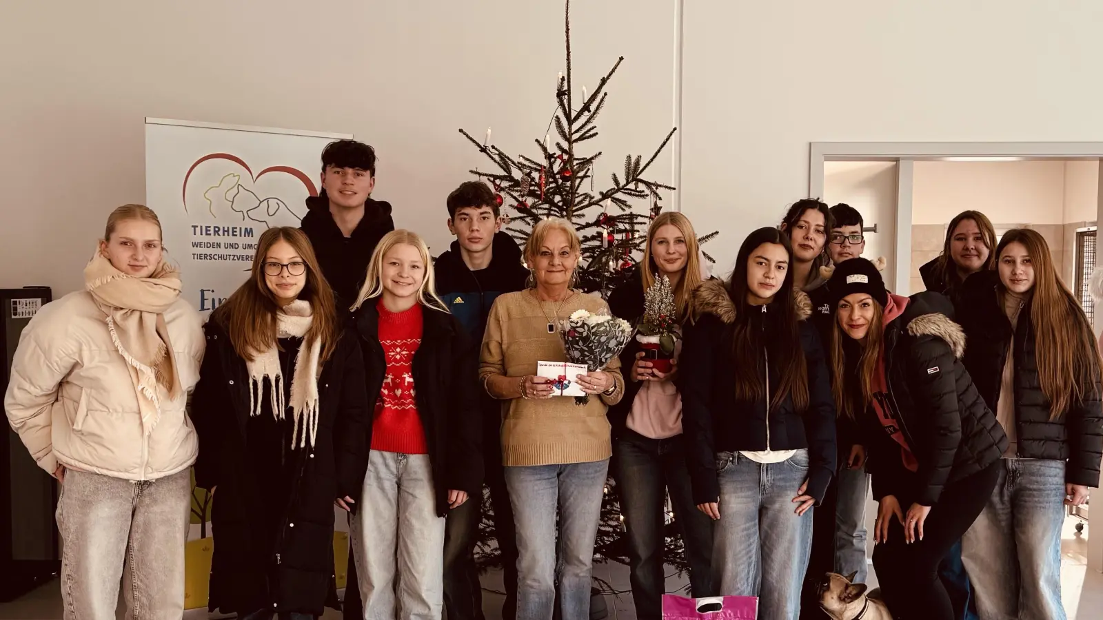 Die Werte-AG der Wirtschaftsschule Eschenbach übergab der Tierheimleiterin Jutta Böhm die gesammelten Sach- und Geldspenden. (Bild: Franziska Adam)