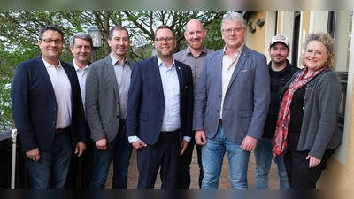Die neue Vorstandschaft stellt sich vor: Von links nach rechts: Alexander StahlGeschäftsführer der Handwerkskammer Niederbayern-Oberpfalz, Eduard Feuerer - Vorstandsmitglied, Hubert Piehler - Vorstandsmitglied, Florian Danzl - Kreishandwerksmeister, Andreas Kohl - Vorstandsmitglied, Richard Kurz - stv. Kreishandwerksmeister, Simon Seebauer - Rechnungsprüfer, Claudia Mendel - Geschäftsführerin Kreishandwerkerschaft. (Bild: Rudolf Hirsch )