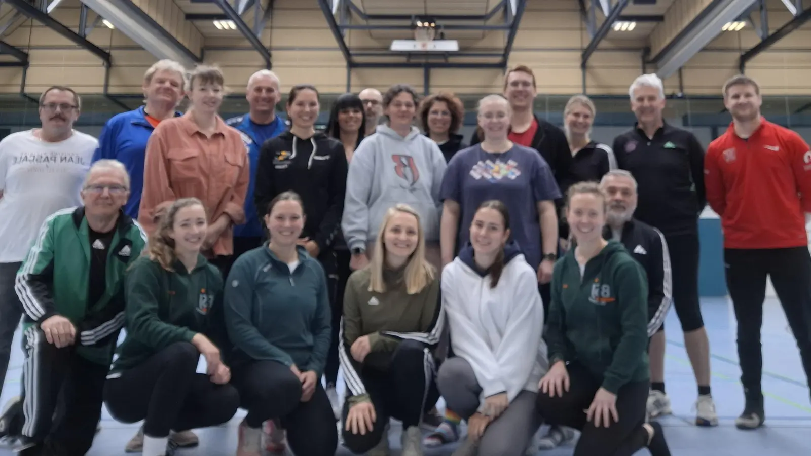 1. Reihe, zweite von links: Alina Hinrichsmeyer, rechts Ines Mittereder (dunkelgrüne Sporthoodies). (Bild: Ines Mittereder)