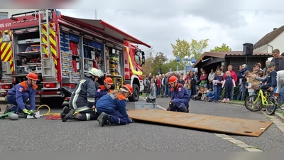 Die Jugendfeuerwehr veranschaulicht unter Anleitung von Jugendwart Andreas Schneider die Rettung mittels Hebekissen. (Bild: Philipp Kogelbauer)