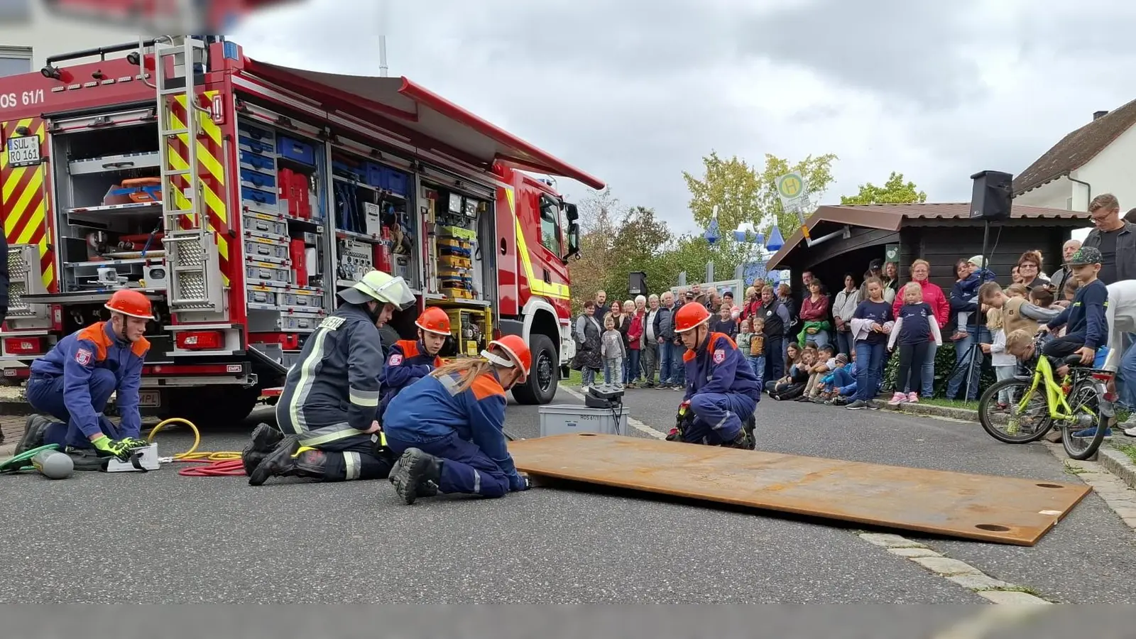 Die Jugendfeuerwehr veranschaulicht unter Anleitung von Jugendwart Andreas Schneider die Rettung mittels Hebekissen. (Bild: Philipp Kogelbauer)