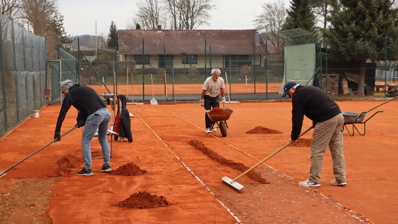 Die Witterung ließ es Ende März zu: Die Mitglieder des Tennisclubs Rieden packten mit an bei der Platzaufbereitung für die neue Saison. (Bild: Michael Rabenhofer)