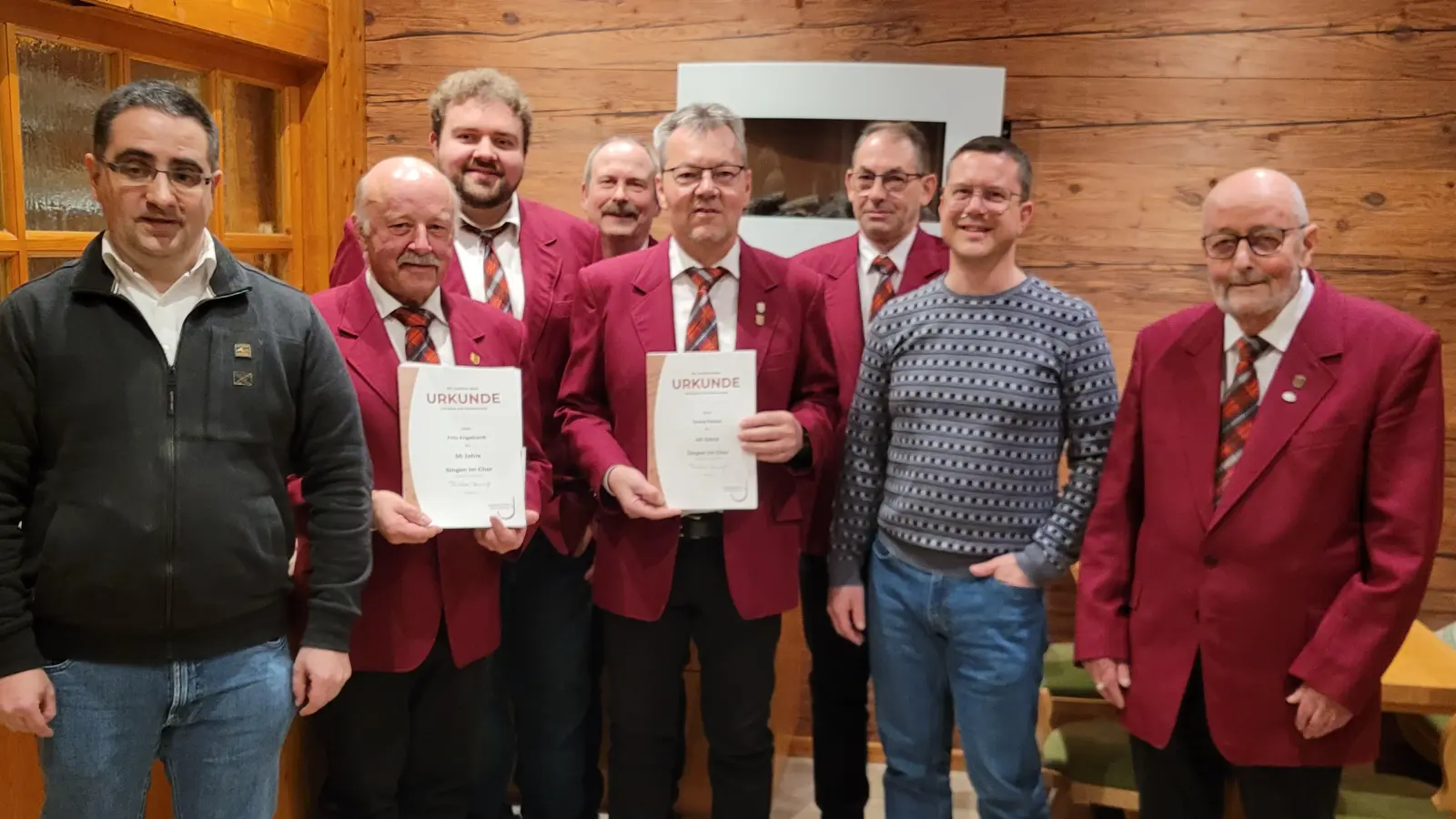 Ehrungen Männergesangverein Kürmreuth und Umgebung: (von links), Christian Fink von der Sängergruppe Amberg, Fritz Englhardt, Georg Meidenbauer, 1.Vs. Manfred Pirner, Georg Pauls, Karl-Heinz Merkl, 1 Bgm. Jörk Kaduk und Chorleiter Wolfgang Prasse. (Bild: Manfred Pirner)