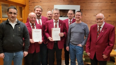 Ehrungen Männergesangverein Kürmreuth und Umgebung: (von links), Christian Fink von der Sängergruppe Amberg, Fritz Englhardt, Georg Meidenbauer, 1.Vs. Manfred Pirner, Georg Pauls, Karl-Heinz Merkl, 1 Bgm. Jörk Kaduk und Chorleiter Wolfgang Prasse. (Bild: Manfred Pirner)