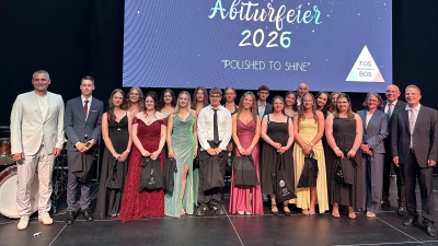 Einer der Höhepunkt der Feier war die Ehrung herausragender schulischer Leistungen. Die Schulleiter und Ehrengäste zeichneten die besten Abschlüsse der (Fach-)Hochschulreife in den verschiedenen Ausbildungsrichtungen, die besten Ergebnisse in den Profilfächern sowie besonders gelungene Seminararbeiten aus. Geehrt wurden aus der 12. Klasse Laura Brunner, Janis Georgoulas, Sophia Kolditz, Bastian Lippert, Lene Pöllmann, Laura Ponader, Marvin Ponath, Amelie Schäfer, Valentina Scheps und Lucia Schicker sowie aus der 13. Klasse Jule Baumgärtel, Lea Däumler, Anna-Lena Gornik, Felice Kreger, Lilly Küspert, Vanessa Schimmer und Isabell Schindler. (Bild: Christina Herzner)