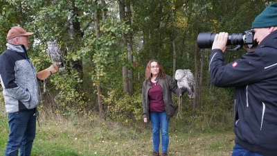 Für die „DigiKEMs” stand im Oktober ein besonderer Fotoworkshop mit dem Habichtskauz „Birke” von Michaela Domeyer und Fleckenuhu „Uschi” von Falkner Rudolf Kolitsch an. (Bild: Katrin Pasieka-Zapf)